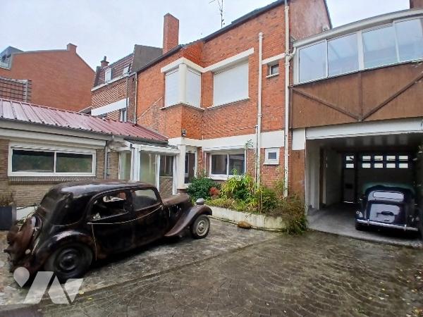 Maison de ville sur les quais de DOUAI. 211m² 5 chambres et 2 bureaux. Hangar d'environ 300m².