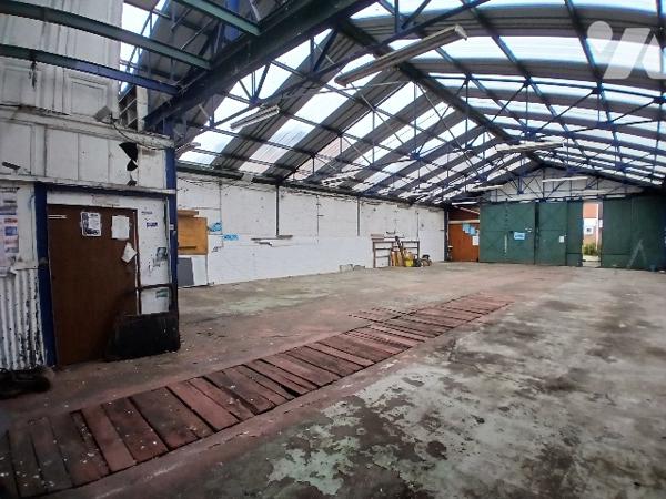 Maison de ville sur les quais de DOUAI. 211m² 5 chambres et 2 bureaux. Hangar d'environ 300m².