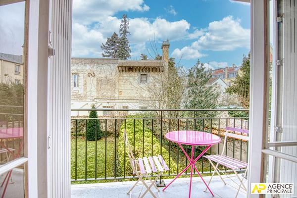 Versailles Notre-Dame les Prés Appartement 2 pièces 42 m² carrez situé au 1er étage avec ascenseur, balcon, cave et parking en sous-sol 370 000 € **  - Référence  28054
