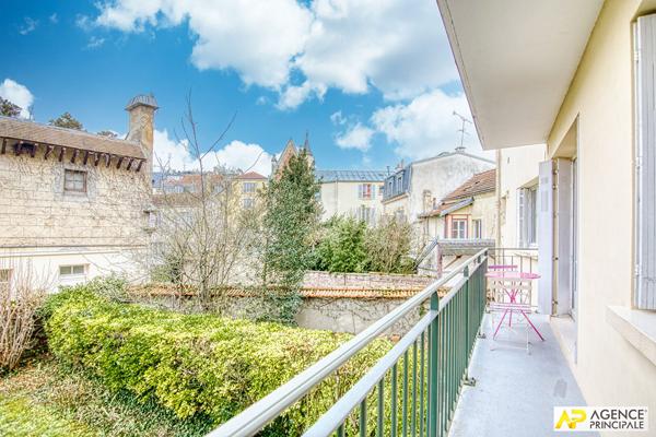 Versailles Notre-Dame les Prés Appartement 2 pièces 42 m² carrez situé au 1er étage avec ascenseur, balcon, cave et parking en sous-sol 370 000 € **  - Référence  28054