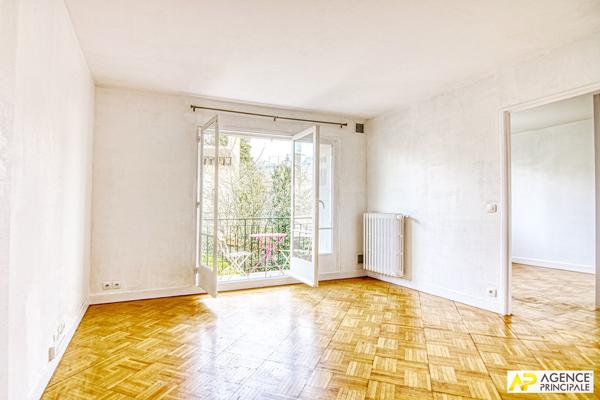 Versailles Notre-Dame les Prés Appartement 2 pièces 42 m² carrez situé au 1er étage avec ascenseur, balcon, cave et parking en sous-sol 370 000 € **  - Référence  28054