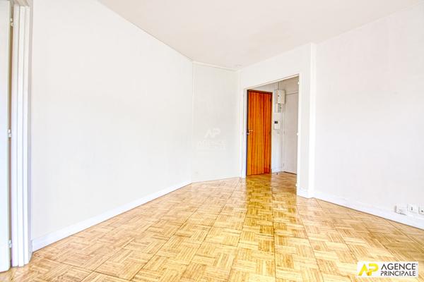 Versailles Notre-Dame les Prés Appartement 2 pièces 42 m² carrez situé au 1er étage avec ascenseur, balcon, cave et parking en sous-sol 370 000 € **  - Référence  28054