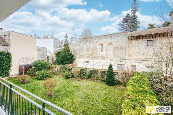 Versailles Notre-Dame les Prés Appartement 2 pièces 42 m² carrez situé au 1er étage avec ascenseur, balcon, cave et parking en sous-sol 370 000 € **  - Référence  28054
