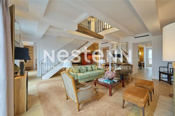 Paris VIII - Palais de l'Élysée - Exceptionnel duplex situé aux deux derniers étages - Entièrement rénové par architecte - Vue exceptionnelle - Balcon