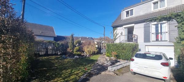 Maison mitoyenne avec beau potentiel extérieur