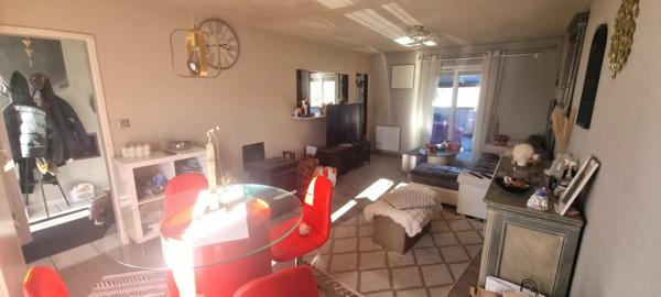 Maison mitoyenne avec beau potentiel extérieur