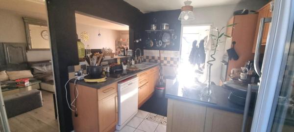 Maison mitoyenne avec beau potentiel extérieur