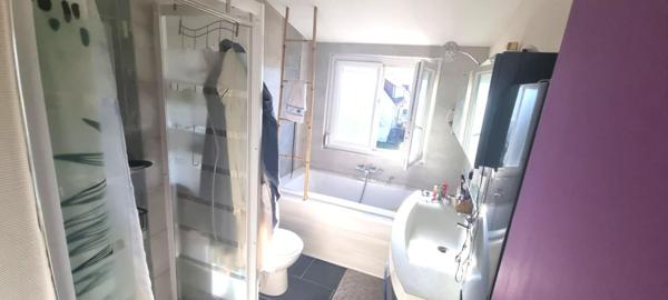 Maison mitoyenne avec beau potentiel extérieur