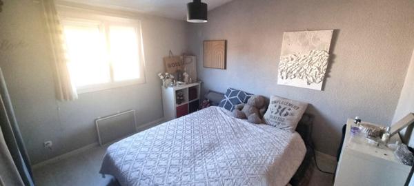 Maison mitoyenne avec beau potentiel extérieur