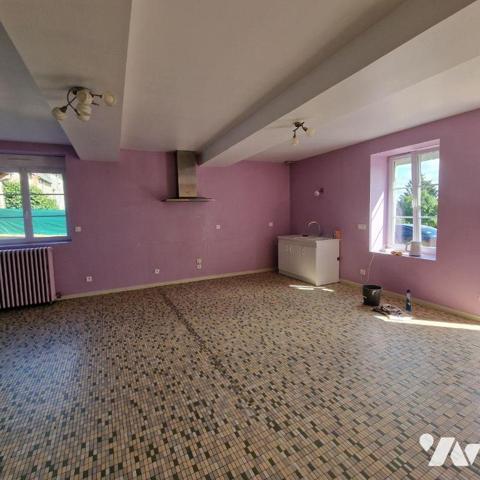 A vendre, une maison en pierres d'une surface de 133,44 m², dans le bourg, comprenant au rez-de...