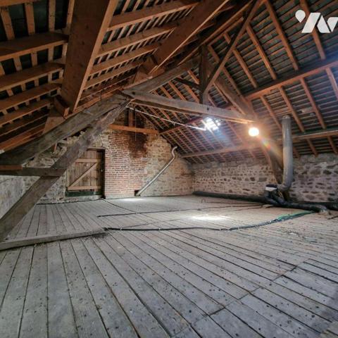 A vendre, une maison en pierres d'une surface de 133,44 m², dans le bourg, comprenant au rez-de...