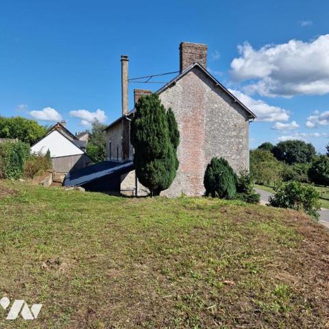 A vendre, une maison en pierres d'une surface de 133,44 m², dans le bourg, comprenant au rez-de...
