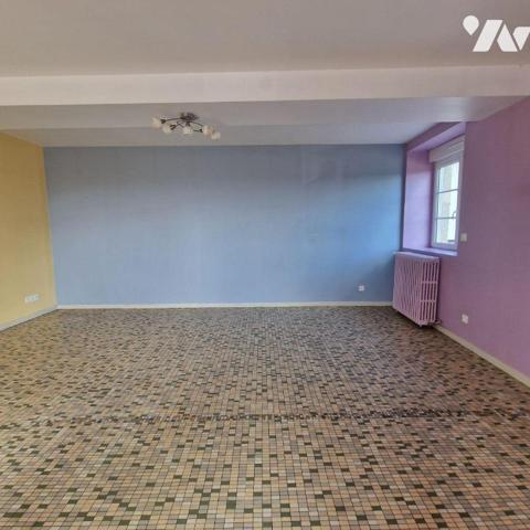 A vendre, une maison en pierres d'une surface de 133,44 m², dans le bourg, comprenant au rez-de...