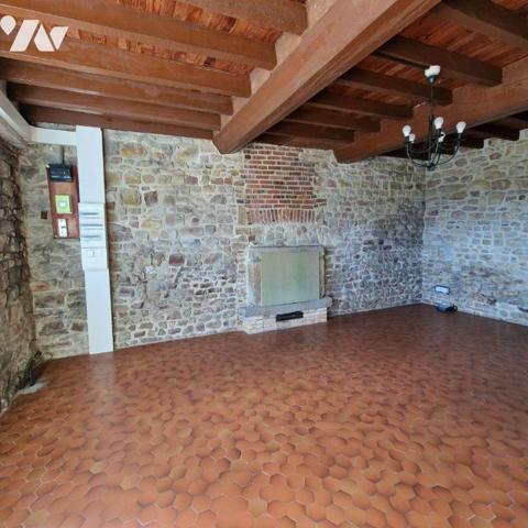 A vendre, une maison en pierres d'une surface de 133,44 m², dans le bourg, comprenant au rez-de...