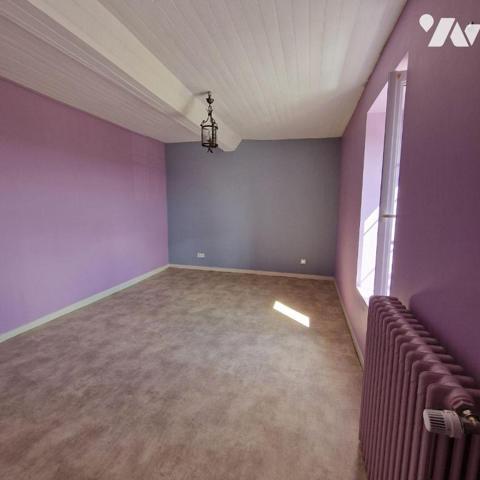 A vendre, une maison en pierres d'une surface de 133,44 m², dans le bourg, comprenant au rez-de...