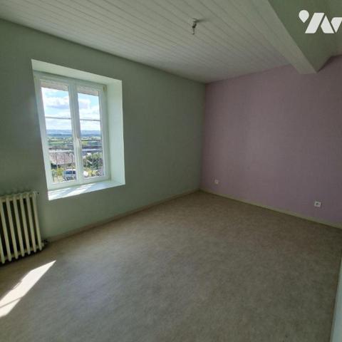 A vendre, une maison en pierres d'une surface de 133,44 m², dans le bourg, comprenant au rez-de...