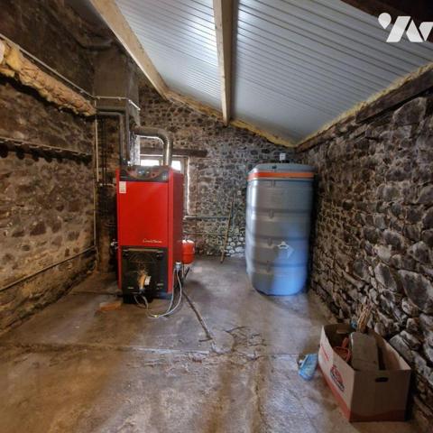 A vendre, une maison en pierres d'une surface de 133,44 m², dans le bourg, comprenant au rez-de...