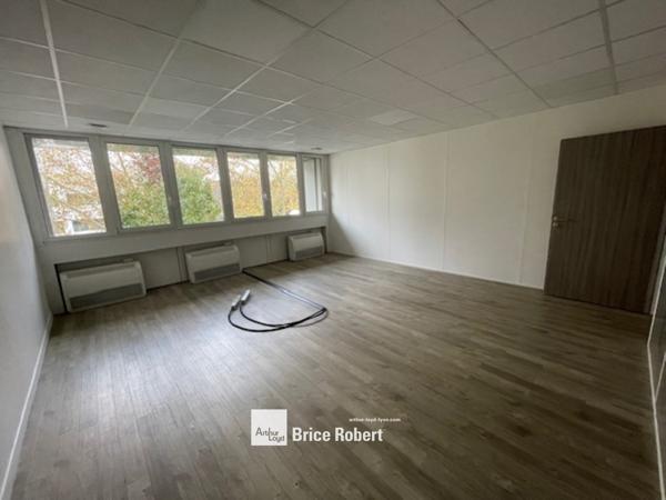 Bureaux à louer à Bron Parc Saint Exupéry proche Lyon et axes autoroutiers