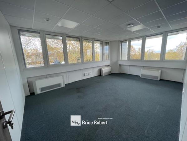 Bureaux à louer à Bron Parc Saint Exupéry proche Lyon et axes autoroutiers