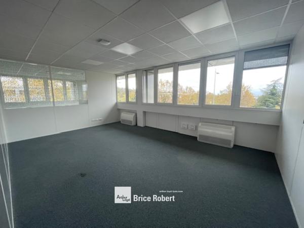 Bureaux à louer à Bron Parc Saint Exupéry proche Lyon et axes autoroutiers