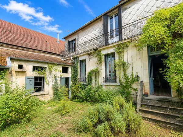 Maison authentique à rénover, au minimum 4 chambres, jardin et dépendance. Fort potentiel à Leuglay