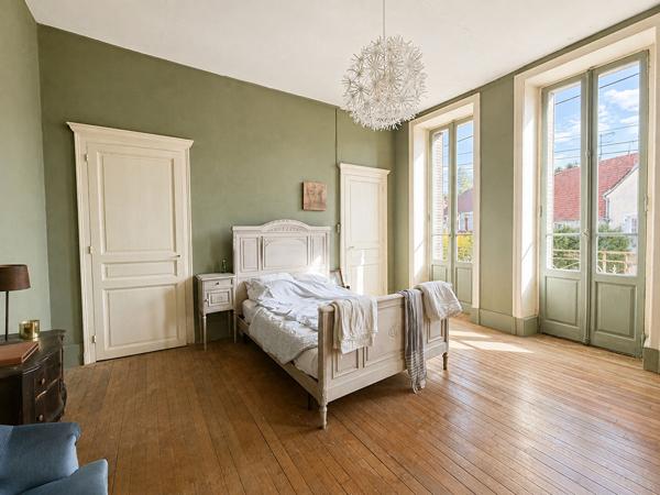 Maison authentique à rénover, au minimum 4 chambres, jardin et dépendance. Fort potentiel à Leuglay