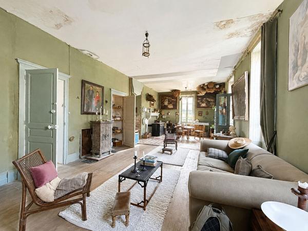 Maison authentique à rénover, au minimum 4 chambres, jardin et dépendance. Fort potentiel à Leuglay