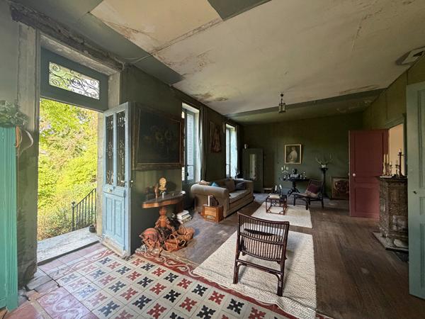 Maison authentique à rénover, au minimum 4 chambres, jardin et dépendance. Fort potentiel à Leuglay