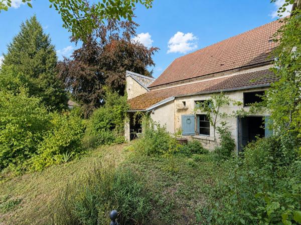 Maison authentique à rénover, au minimum 4 chambres, jardin et dépendance. Fort potentiel à Leuglay
