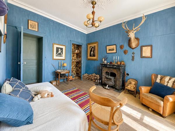 Maison authentique à rénover, au minimum 4 chambres, jardin et dépendance. Fort potentiel à Leuglay