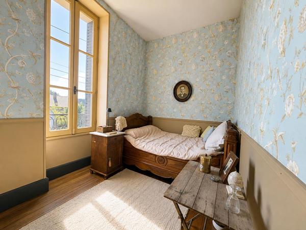 Maison authentique à rénover, au minimum 4 chambres, jardin et dépendance. Fort potentiel à Leuglay