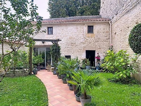 Maison de ville avec dépendances à vendre à Fontenay-le-Comte