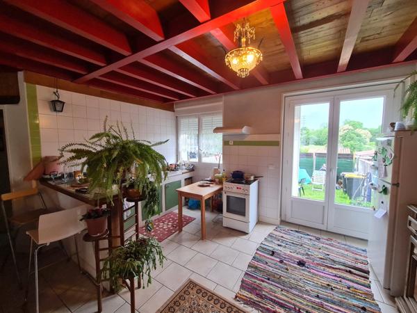 Maison de 80m2, grande pièce de vie, petit jardin, 2 chambres
