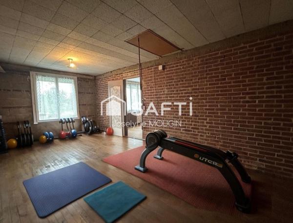 Pont de Metz, maison familiale spacieuse avec beau potentiel,4 chambres, possibilité 5, grand garage, beau jardin.