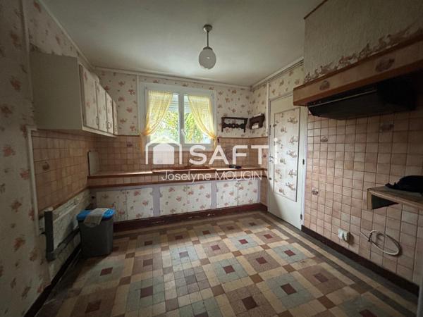 Pont de Metz, maison familiale spacieuse avec beau potentiel,4 chambres, possibilité 5, grand garage, beau jardin.