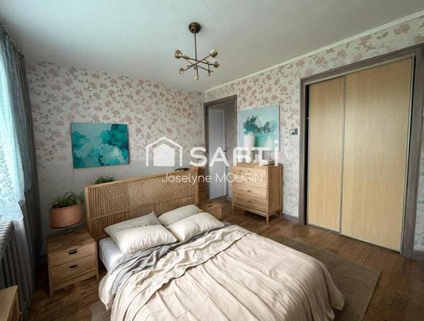 Pont de Metz, maison familiale spacieuse avec beau potentiel,4 chambres, possibilité 5, grand garage, beau jardin.