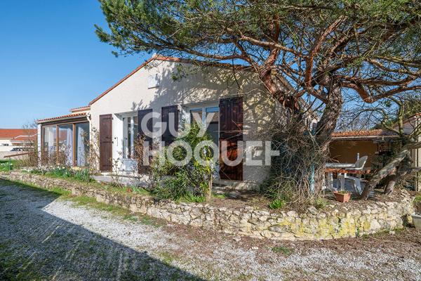 Maison avec grand terrain constructible à 600 m de la plage de Châtelaillon-Plage.