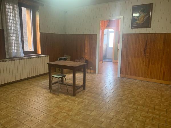 Maison à fort potentiel + 2 grands garages