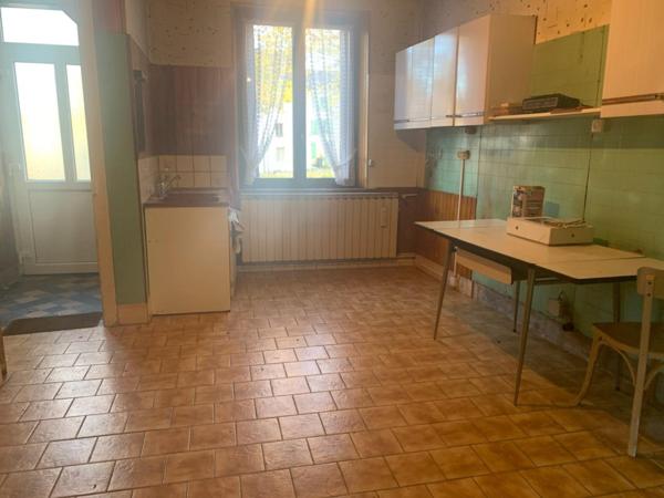 Maison à fort potentiel + 2 grands garages