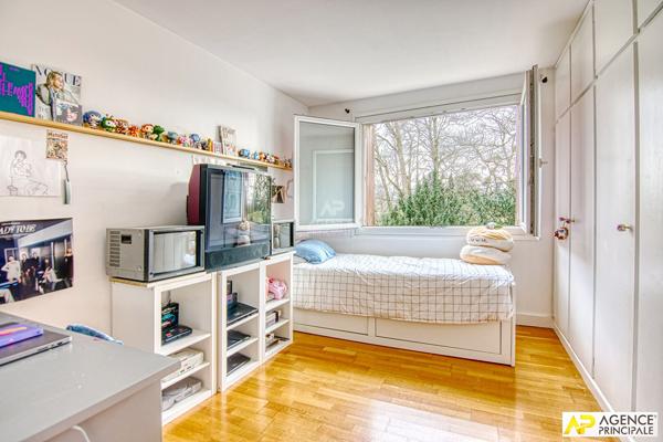 Versailles Montreuil Appartement 4 Pièces 83 m² carrez situé au 1er étage avec balcon , cave et jardin de copropriété - ce(s) 499 000 € **  - Référence  28766