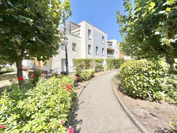 Appartement de type 3 en rez-de-chaussée avec spacieuse terrasse et garage.