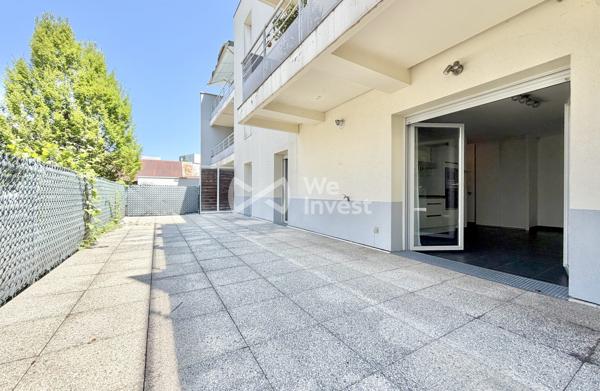 Appartement de type 3 en rez-de-chaussée avec spacieuse terrasse et garage.