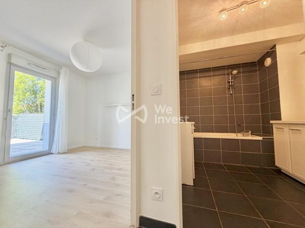 Appartement de type 3 en rez-de-chaussée avec spacieuse terrasse et garage.