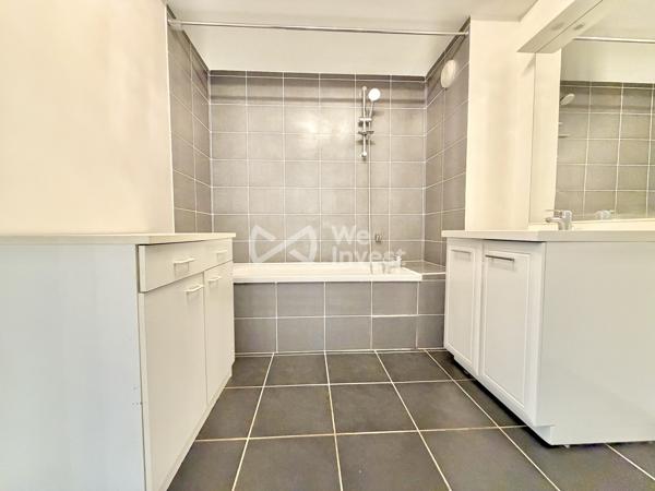 Appartement de type 3 en rez-de-chaussée avec spacieuse terrasse et garage.