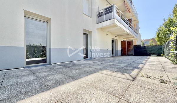 Appartement de type 3 en rez-de-chaussée avec spacieuse terrasse et garage.