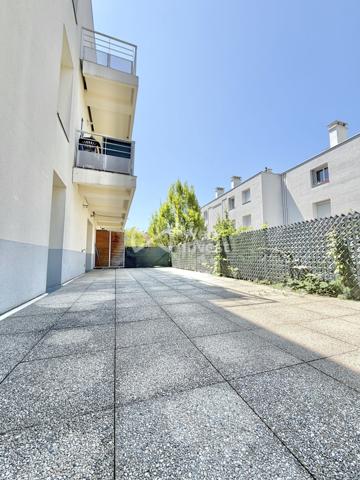 Appartement de type 3 en rez-de-chaussée avec spacieuse terrasse et garage.
