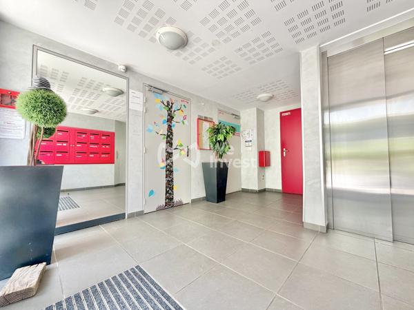 Appartement de type 3 en rez-de-chaussée avec spacieuse terrasse et garage.