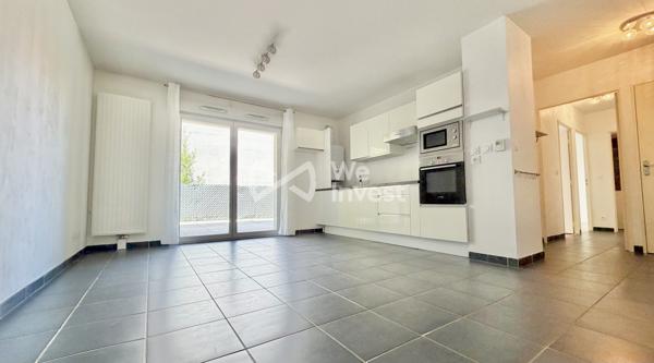 Appartement de type 3 en rez-de-chaussée avec spacieuse terrasse et garage.