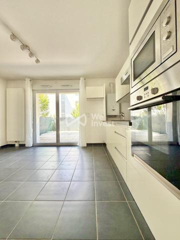Appartement de type 3 en rez-de-chaussée avec spacieuse terrasse et garage.