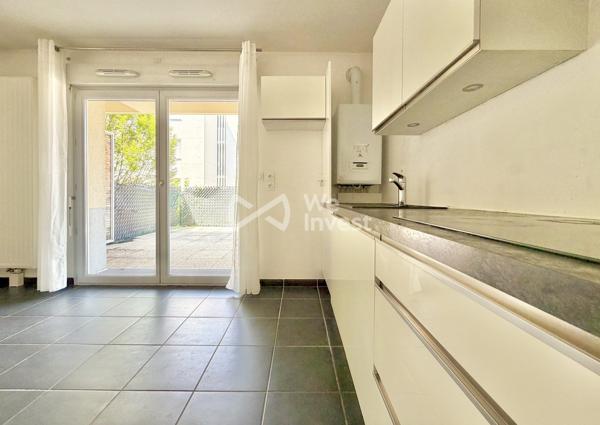 Appartement de type 3 en rez-de-chaussée avec spacieuse terrasse et garage.